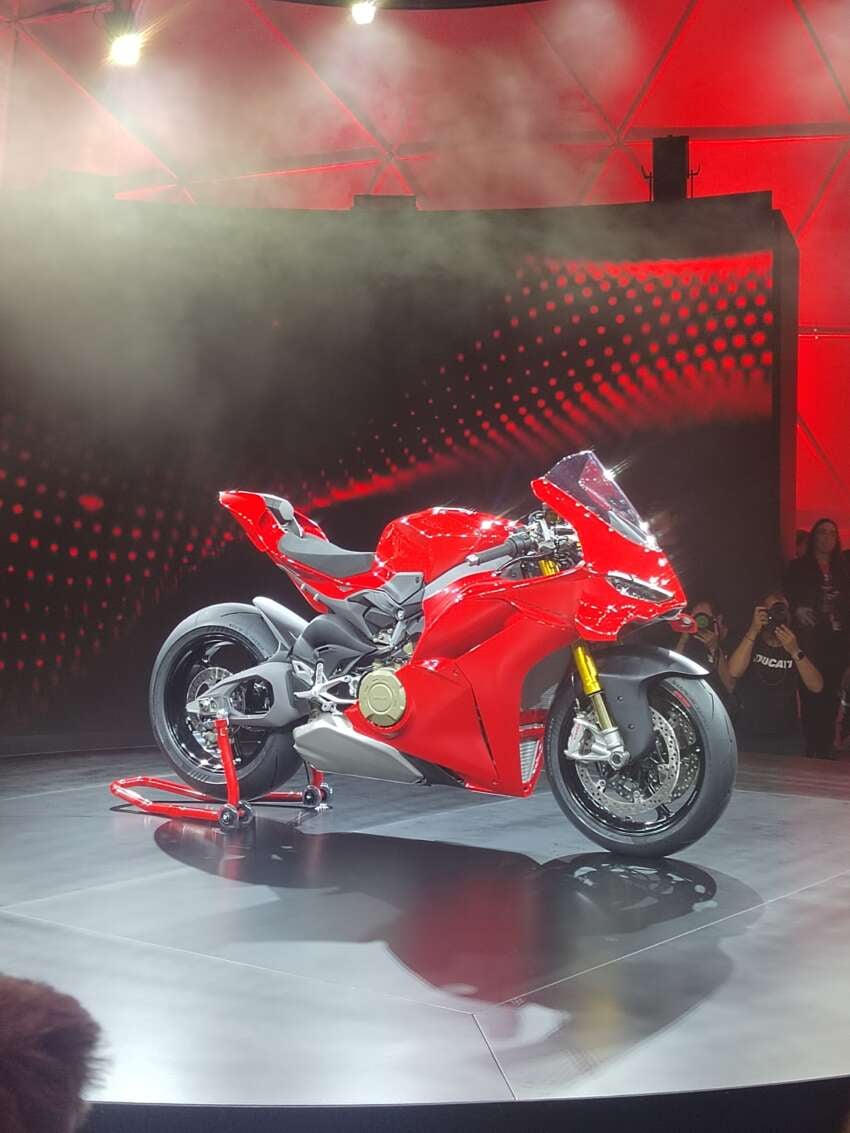 2025 Ducati Panigale V4S revealed at WDW2024, Italy 1796089