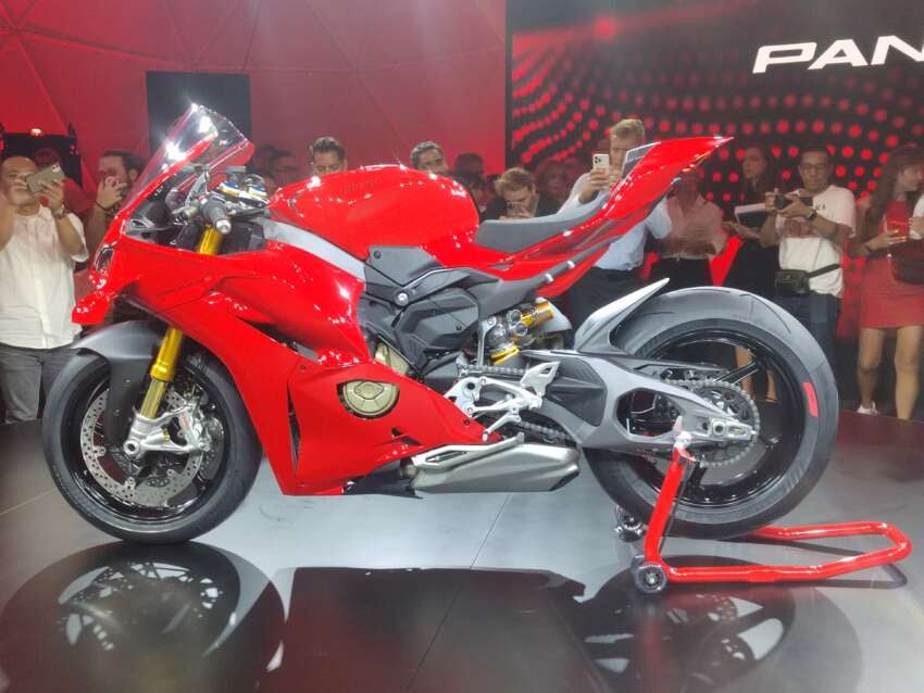 2025 Ducati Panigale V4S revealed at WDW2024, Italy 1796092