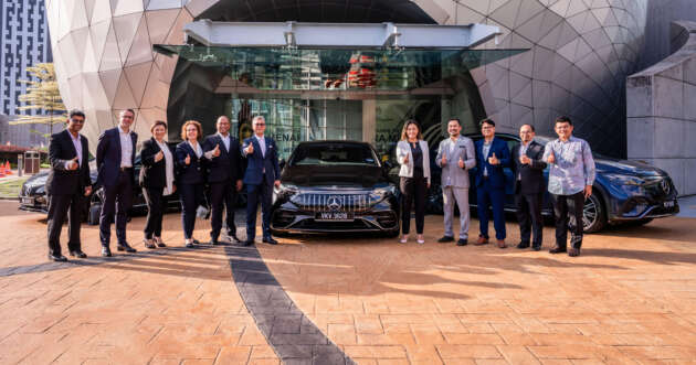 Mercedes-Benz Malaysia Donates Four Electric Vehicles to Tengku Zafrul as part of its mission to 'Accelerate Net Zero Emissions' under NIMP 2030