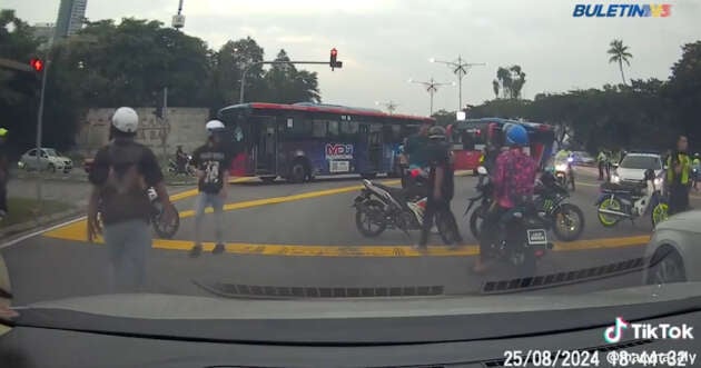 Johor Bahru police uses buses to block <em>mat rempit</em>; 115 bikes seized in joint operation with JPJ, JAS