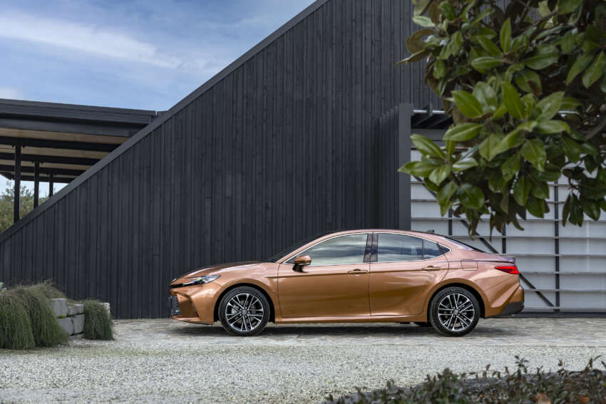 2025 Toyota Camry launched in Australia – D-segment sedan gets 2.5L hybrid, three variants; from RM116k 1819709