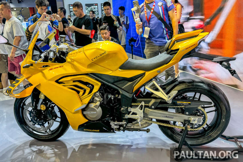 Cyclone RC600 Centennial Legend Edition di China – enjin empat silinder 550 cc, panel seperti jentera lumba 1824453