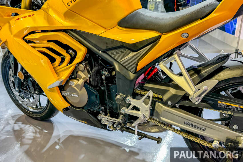 Cyclone RC600 Centennial Legend Edition di China – enjin empat silinder 550 cc, panel seperti jentera lumba 1824455