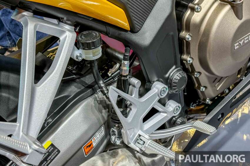 Cyclone RC600 Centennial Legend Edition di China – enjin empat silinder 550 cc, panel seperti jentera lumba 1824479