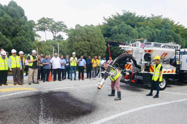 Selangor kini guna mesin Jetpatcher bernilai RM1 juta untuk tampal jalan; siap 10-15 minit satu lubang