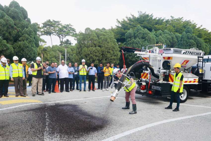 Selangor kini guna mesin Jetpatcher bernilai RM1 juta untuk tampal jalan; siap 10-15 minit satu lubang 1815892