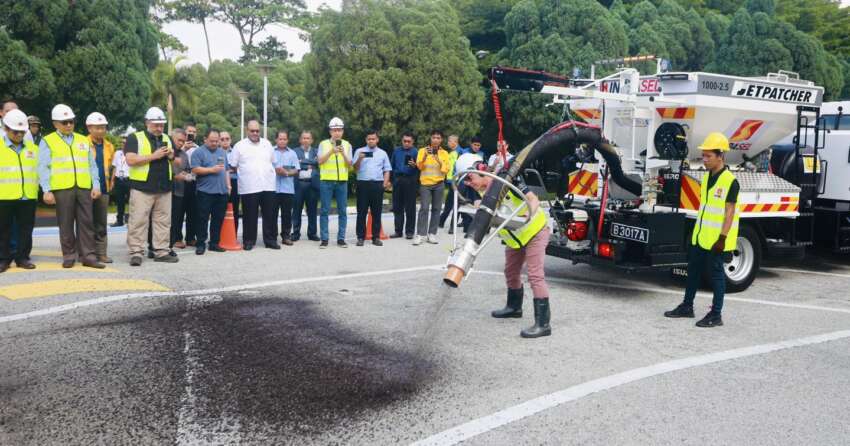 Selangor state government using Jetpatcher machine for road repair; just 15 minutes required per pothole 1815946