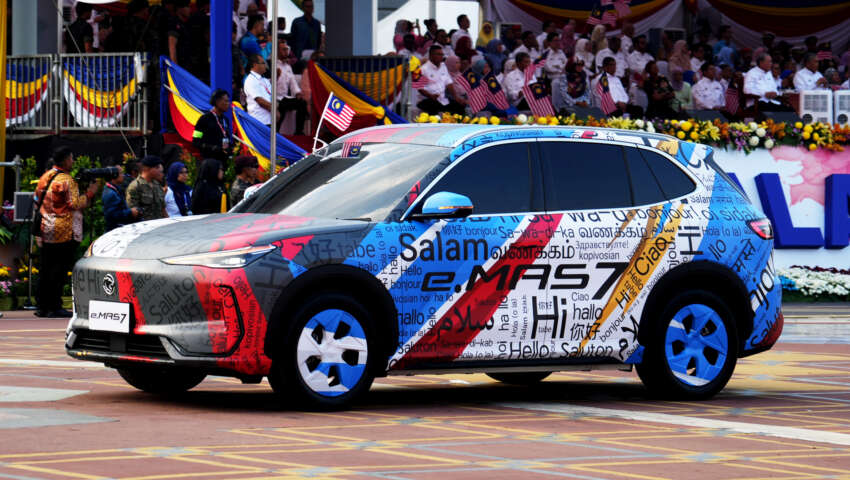 Proton eMas 7 EV debuts at Merdeka parade 1811989