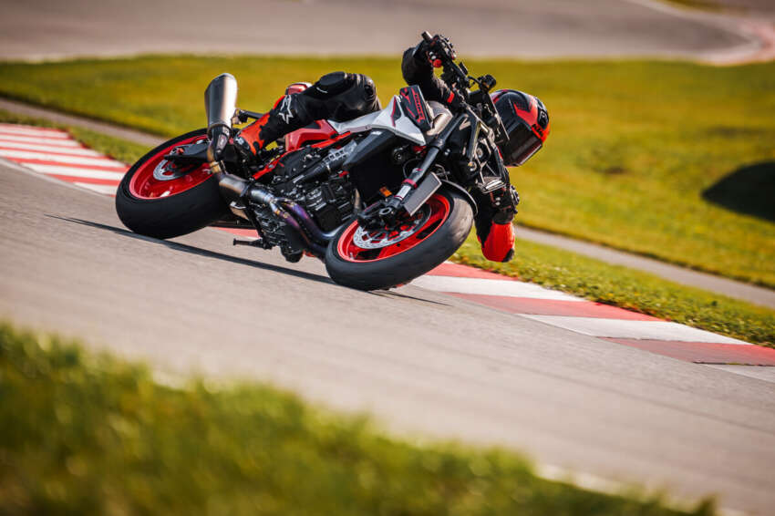 KTM 990 Duke R diperkenal – kuasa bertambah 7 hp, suspensi, brek dan meter TFT turut dipertingkat 1845222