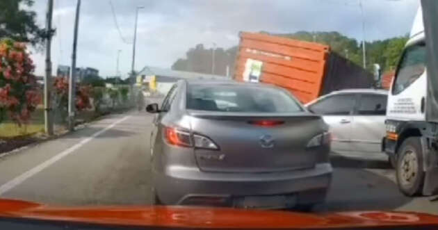 Kontena jatuh dari lori di Bukit Mertajam, hempap kereta dipersimpangan lampu isyarat; seorang maut