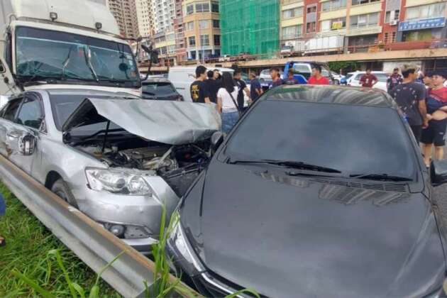 Lori rempuh 11 kereta, sebuah motosikal di MRR2