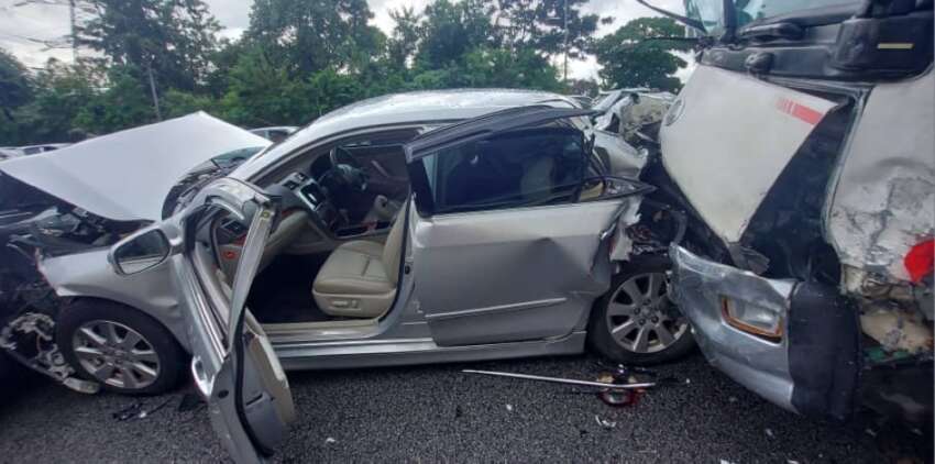 Lorry rams into 11 cars, 1 motorcycle in MRR2 pile up 1850350