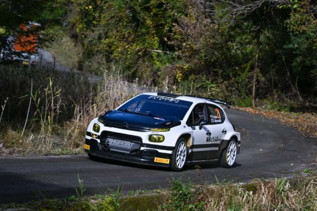 Pemandu rali Rusia ke WRC Rally Japan dengan livery ‘Kedai Tauhu Fujiwara’ pada Citroen C3 Rally2