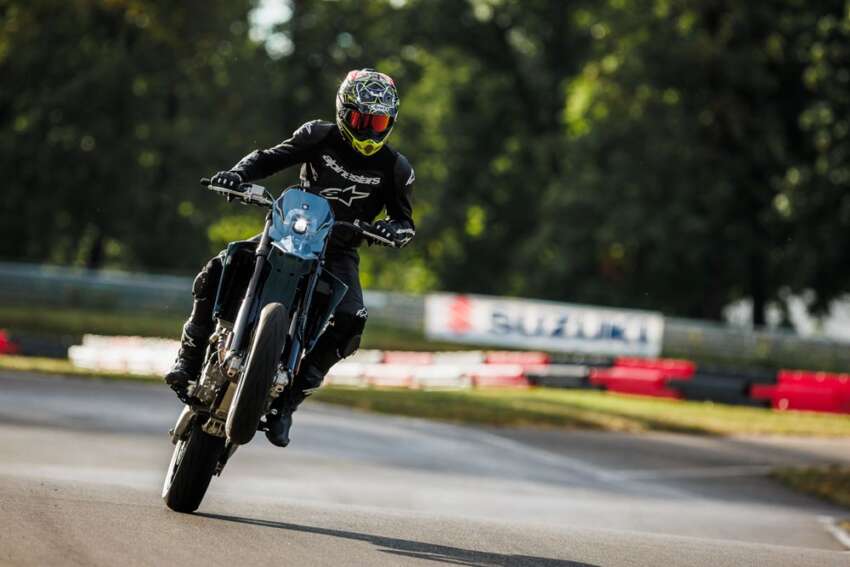 Suzuki DR-Z4S dan DR-Z4SM diperkenal – enjin satu silinder 398 cc, lima kelajuan, TC, ABS boleh tutup 1845739