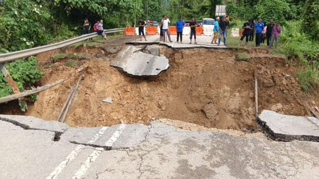 Jalan Gua Musang-Jeli di KM35 runtuh sepenuhnya akibat hujan lebat; ditutup kepada semua kenderaan