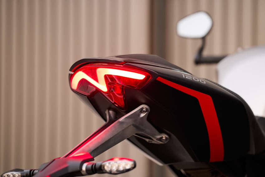 Triumph Speed Triple 1200 RS 2025 – kuasa bertambah menjadi 183 PS, 128 Nm, suspensi semi aktif Ohlins 1878205
