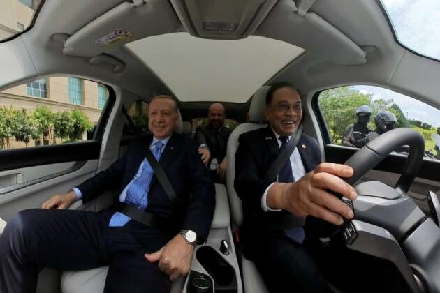 SUV EV Togg T10X diserahkan secara rasmi oleh Presiden Turkiye kepada PMX Anwar Ibrahim