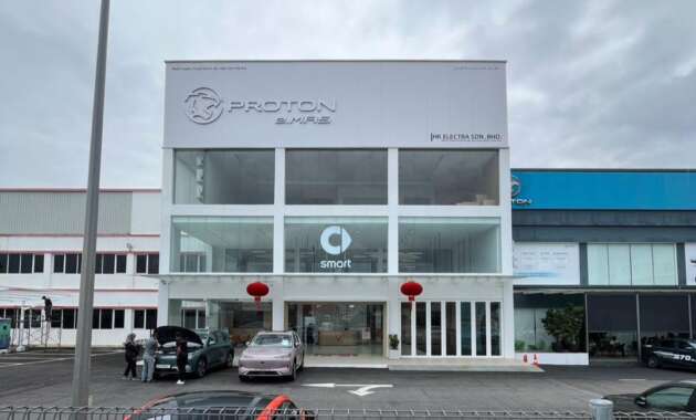 Bilik pameran berkembar Proton eMas, smart di Kuantan dan Kuching perluaskan lagi capaian EV
