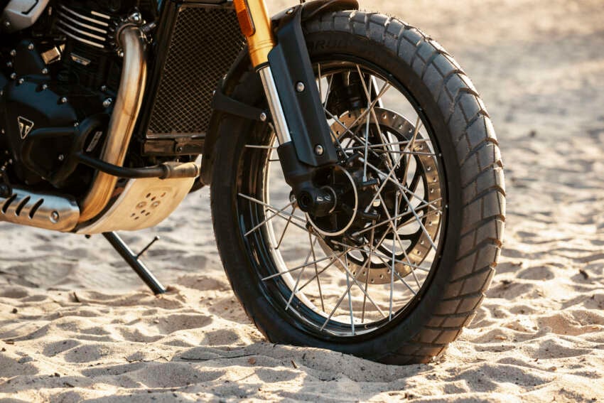 Triumph Scrambler 400 XC didedah – penampilan lebih lasak, rim spoked 19 inci depan dan 17 inci belakang 1938905