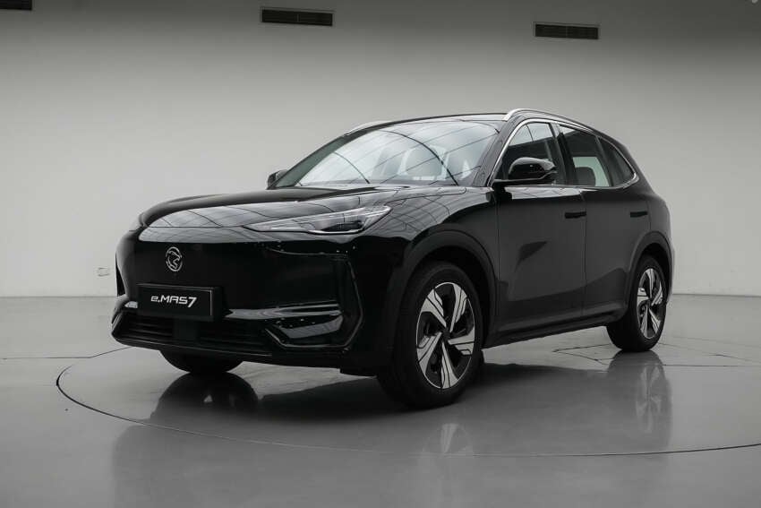 Proton eMas 7 2025 – OTA Apple CarPlay, tutup bunyi ‘lori aiskrim’, dalaman putih, warna badan hitam 1935288