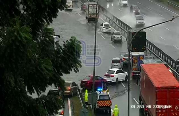 Banjir kilat melanda laluan Seremban ke Bandar Ainsdale  di KM263 arah utara di Lebuhraya PLUS
