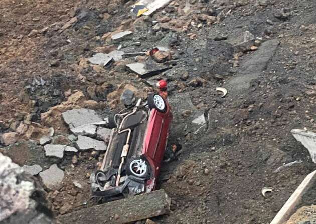 Kereta dipandu seorang lelaki terjatuh dalam gaung di Gua Musang kerana tidak sedari jalan ditutup
