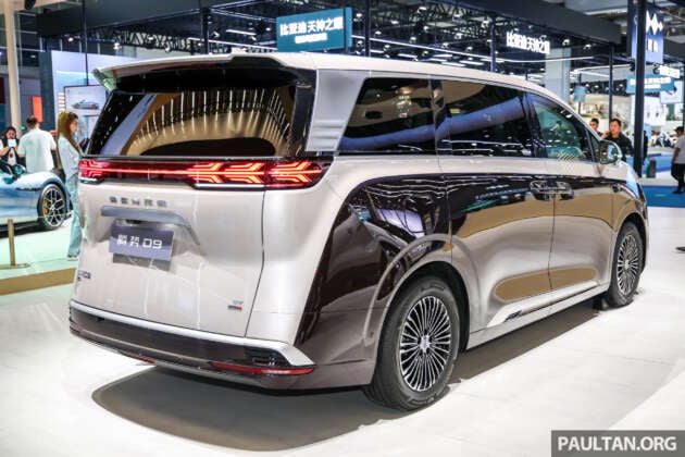 2026 Denza D9 in Beijing – new interior, passenger and rear screens, up to 800 km CLTC, Flash Charging