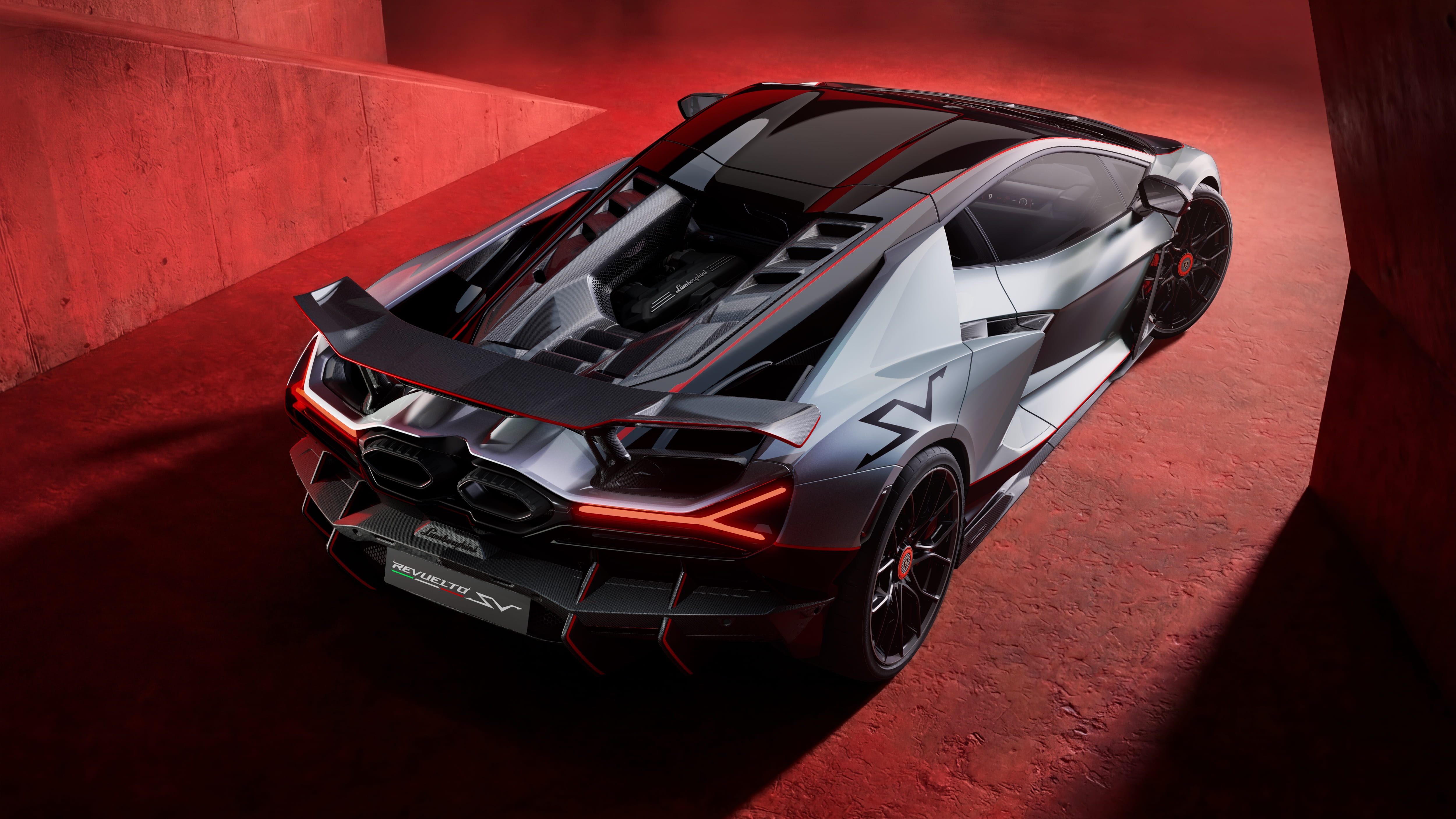 Lamborghini Revuelto SV сверху сзади, виден мотор под стеклом