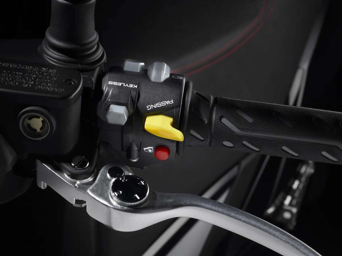 xciting-vs-400-detalle-negro-12 - Paul Tan's Automotive News