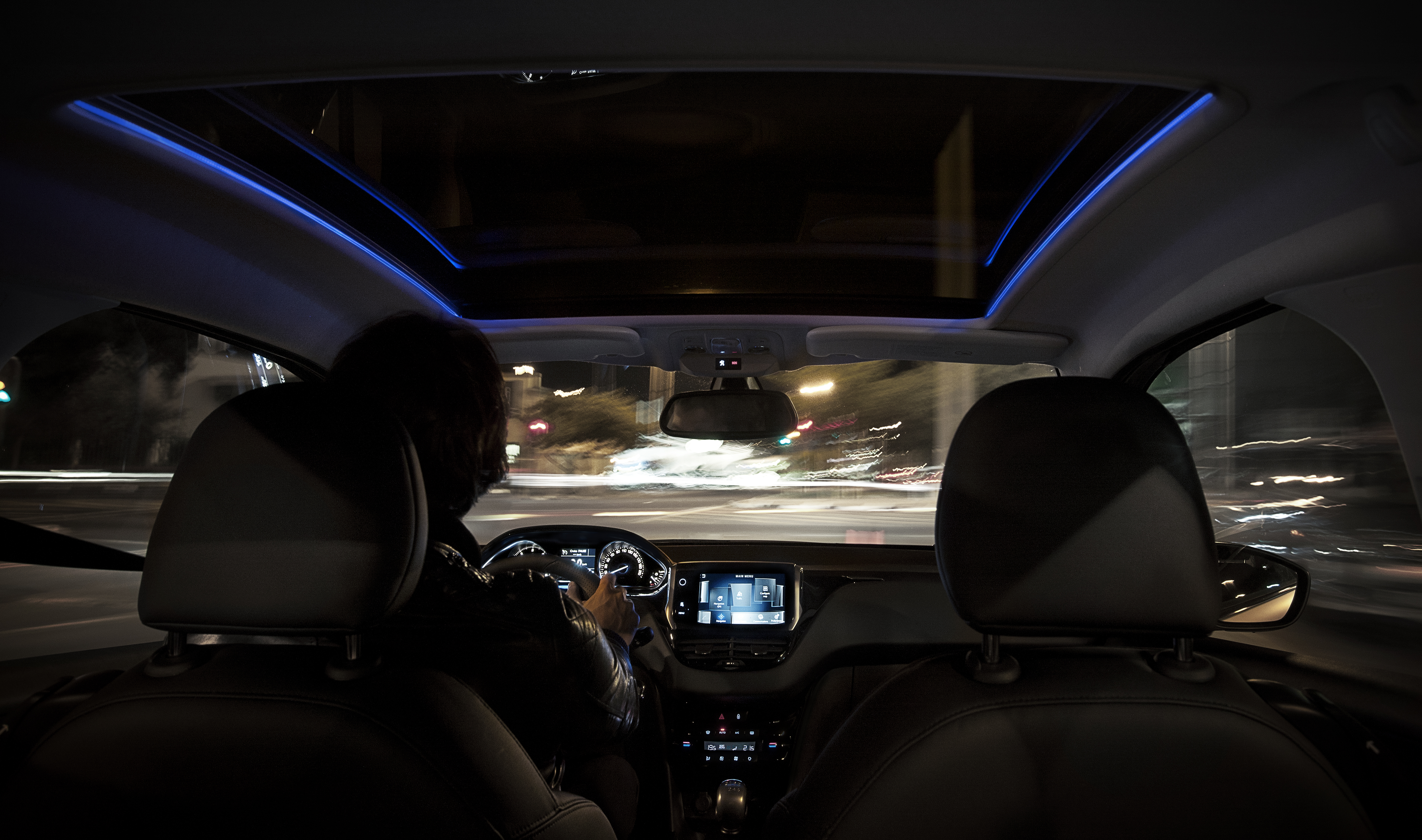 Вид внутри. Peugeot 3008 Ambient Light. Пежо 508 с панорамной крышей. Peugeot 208 подсветки панорамы. Пежо 3008 подсветка панорамы.