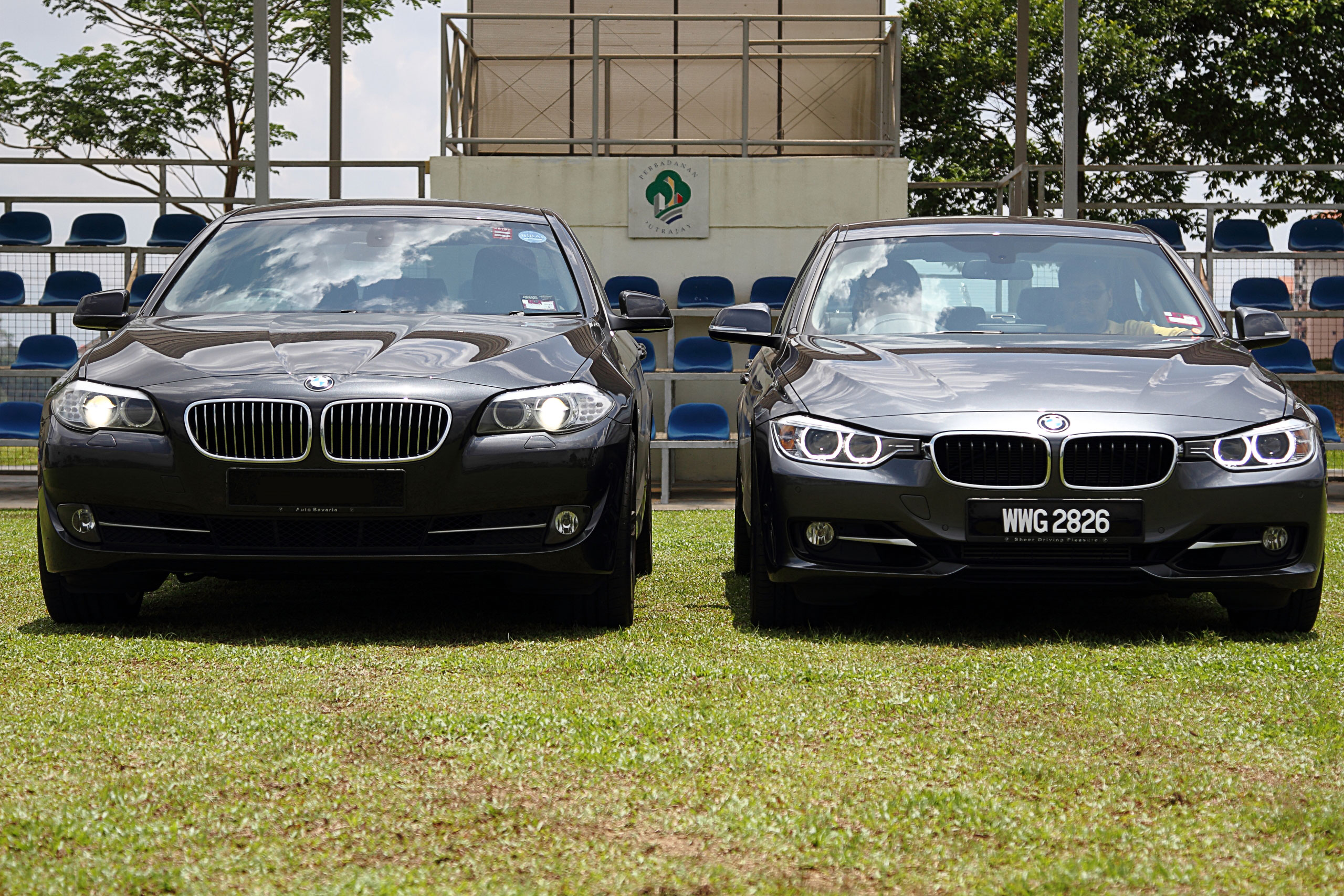 Как отличить bmw. BMW f30 vs f10. BMW 3 f10. BMW f30 дорестайл. BMW 520i f30.