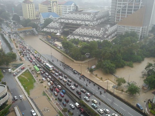 Jalan Tun Razak flooded – be careful with your cars!