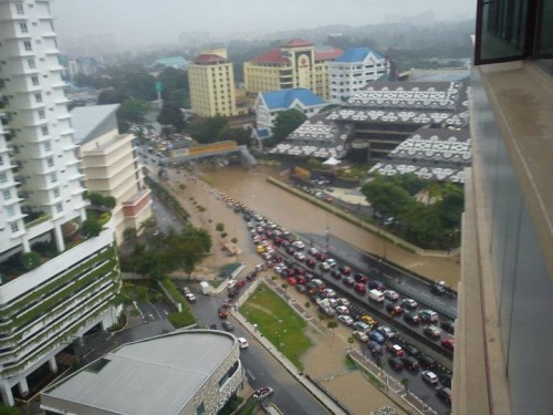 Jalan Tun Razak flooded – be careful with your cars!