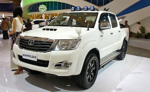 2011 Toyota Hilux updated with new face at the Indonesian International Motor Show