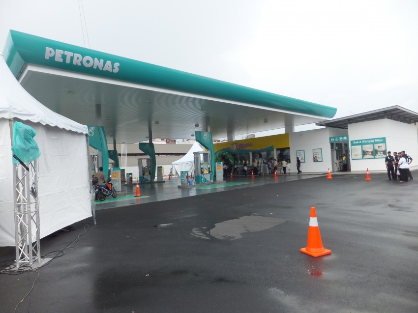 Mercedes GP F1 driver Nico Rosberg refuels lucky customers’ cars at Petronas’ 1,001st station 133270