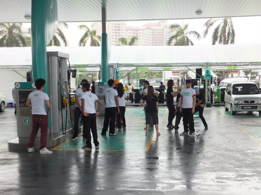 Mercedes GP F1 driver Nico Rosberg refuels lucky customers’ cars at Petronas’ 1,001st station 133272