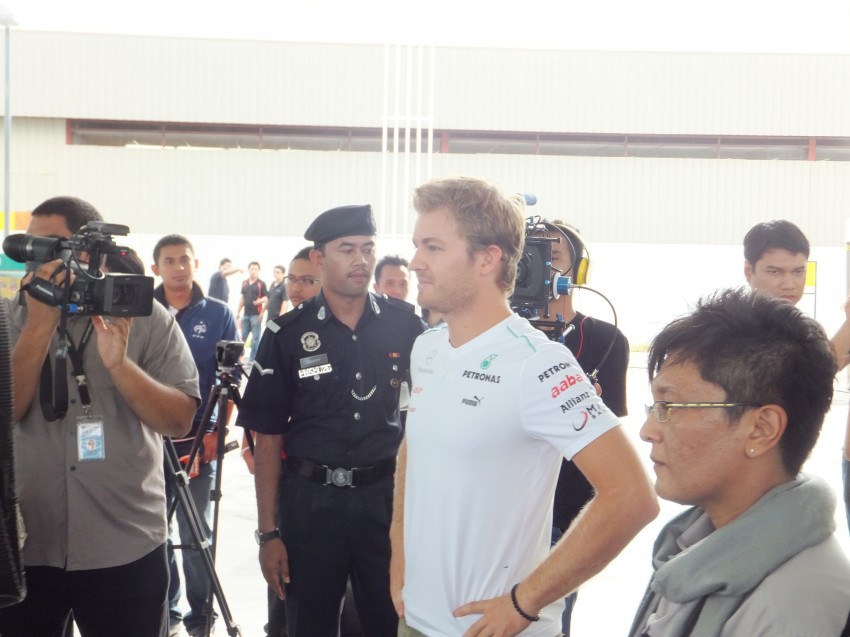 Mercedes GP F1 driver Nico Rosberg refuels lucky customers’ cars at Petronas’ 1,001st station 133276