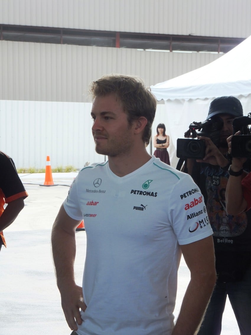 Mercedes GP F1 driver Nico Rosberg refuels lucky customers’ cars at Petronas’ 1,001st station 133277