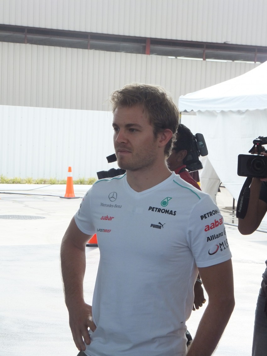 Mercedes GP F1 driver Nico Rosberg refuels lucky customers’ cars at Petronas’ 1,001st station 133278