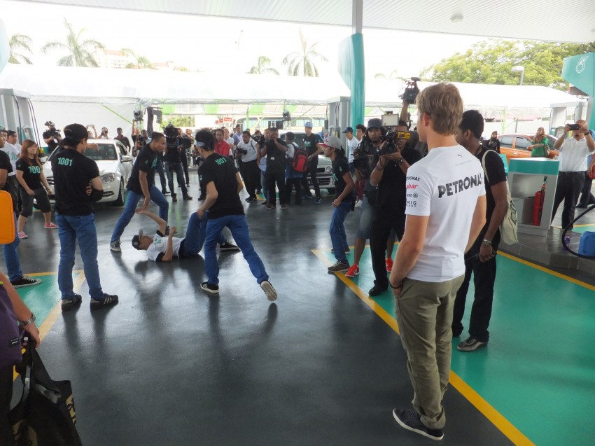 Mercedes GP F1 driver Nico Rosberg refuels lucky customers’ cars at Petronas’ 1,001st station 133279