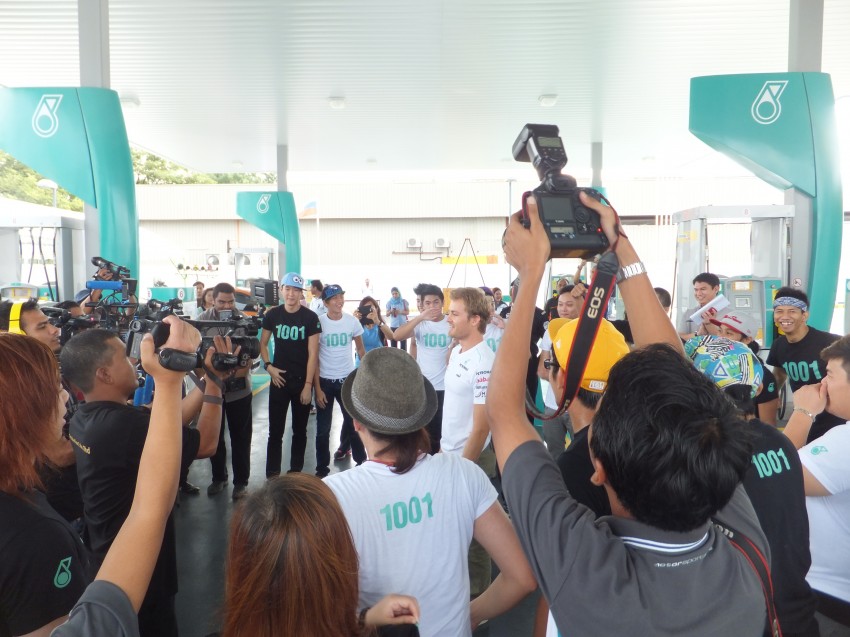 Mercedes GP F1 driver Nico Rosberg refuels lucky customers’ cars at Petronas’ 1,001st station 133280