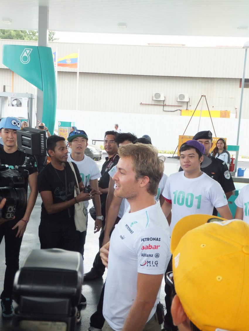 Mercedes GP F1 driver Nico Rosberg refuels lucky customers’ cars at Petronas’ 1,001st station 133282