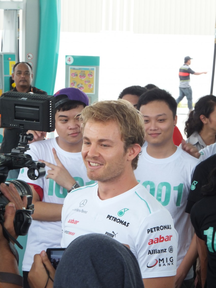 Mercedes GP F1 driver Nico Rosberg refuels lucky customers’ cars at Petronas’ 1,001st station 133284