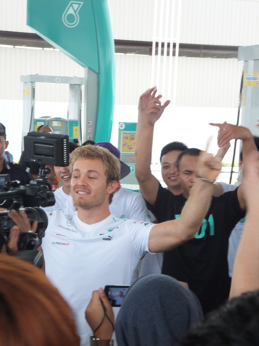 Mercedes GP F1 driver Nico Rosberg refuels lucky customers’ cars at Petronas’ 1,001st station 133287