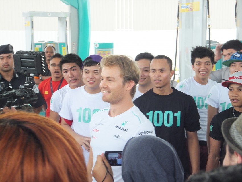 Mercedes GP F1 driver Nico Rosberg refuels lucky customers’ cars at Petronas’ 1,001st station 133288