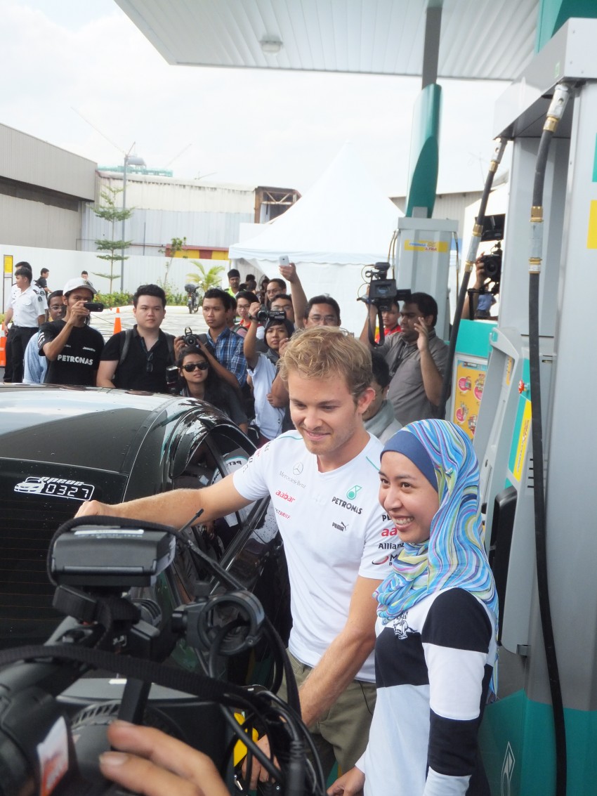 Mercedes GP F1 driver Nico Rosberg refuels lucky customers’ cars at Petronas’ 1,001st station 133289