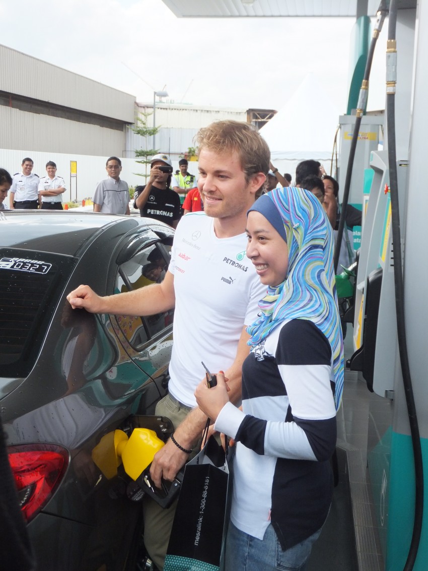 Mercedes GP F1 driver Nico Rosberg refuels lucky customers’ cars at Petronas’ 1,001st station 133291