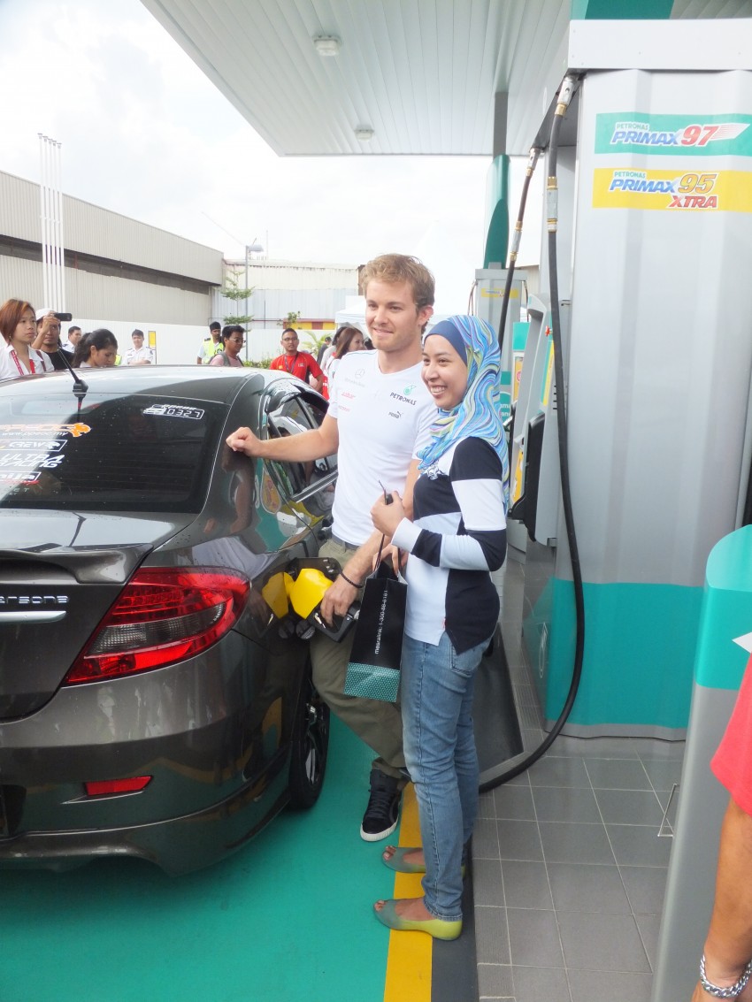 Mercedes GP F1 driver Nico Rosberg refuels lucky customers’ cars at Petronas’ 1,001st station 133292
