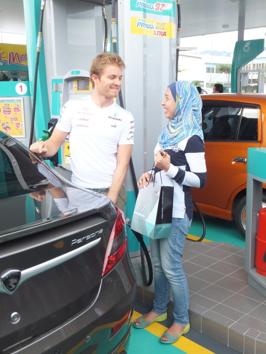 Mercedes GP F1 driver Nico Rosberg refuels lucky customers’ cars at Petronas’ 1,001st station 133294