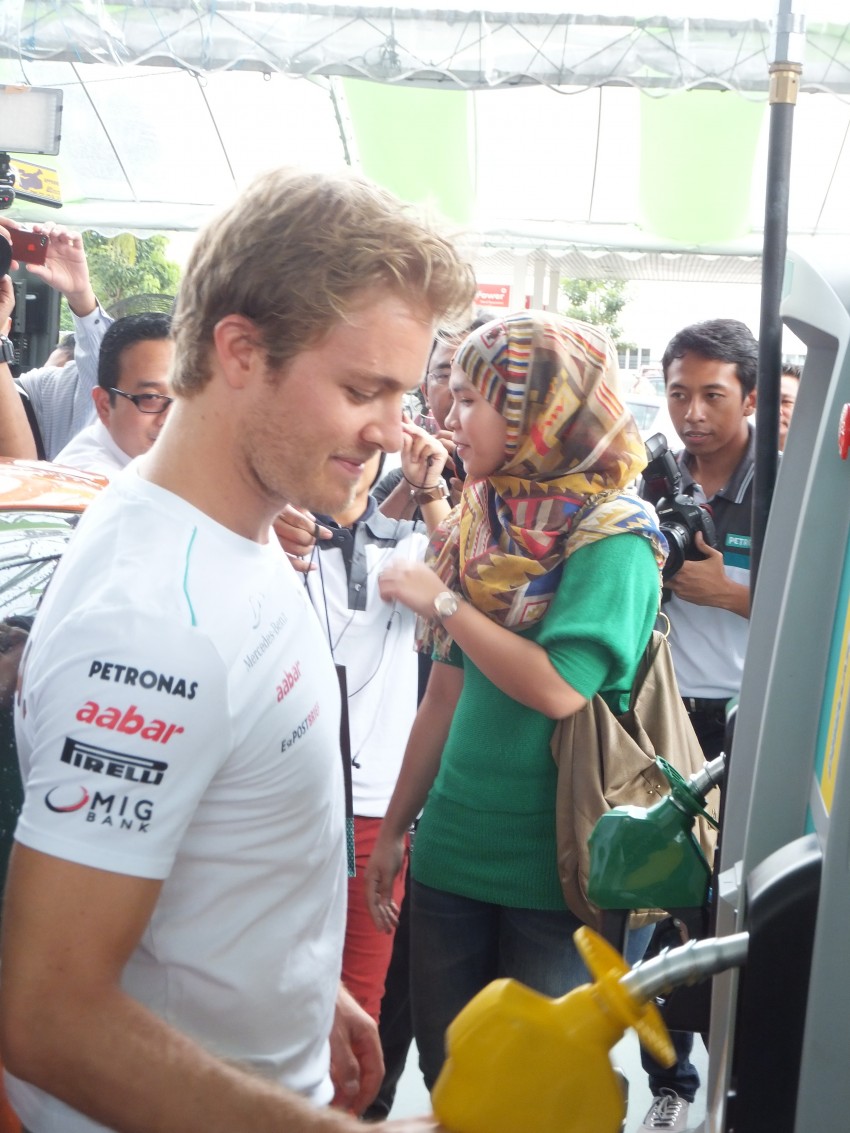 Mercedes GP F1 driver Nico Rosberg refuels lucky customers’ cars at Petronas’ 1,001st station 133295